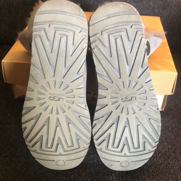 ❤️SOLD❤️UGG Bailey with button - Picture 4 of 8